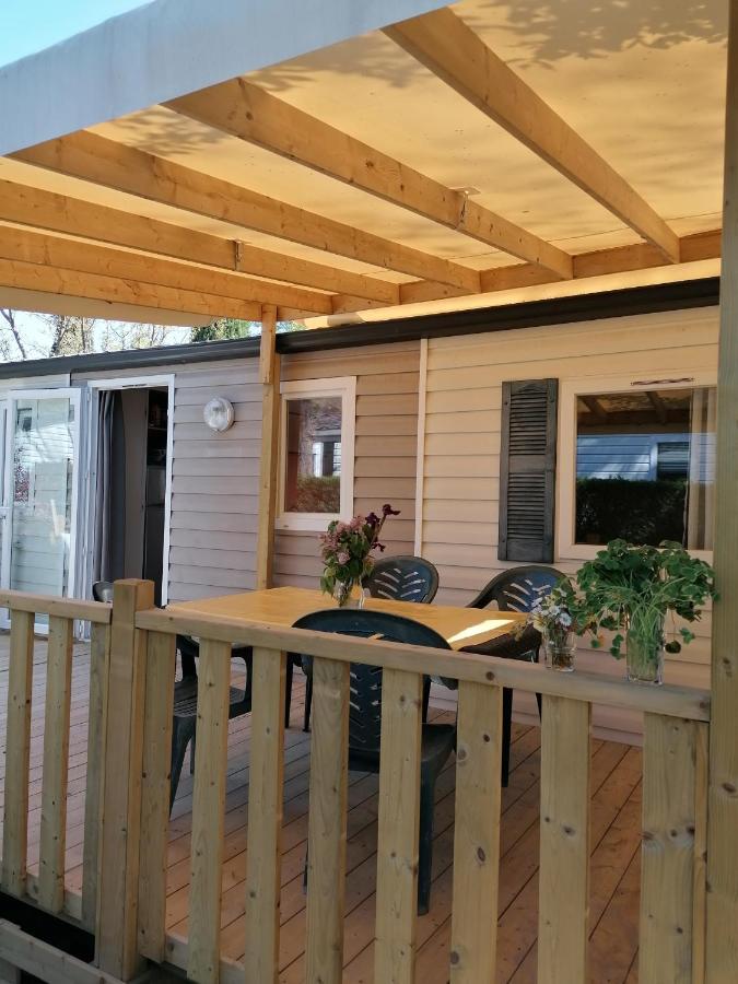 mobil home tout confort 6 personnes climatisé au pied du Luberon La Roque-d'Antheron Esterno foto