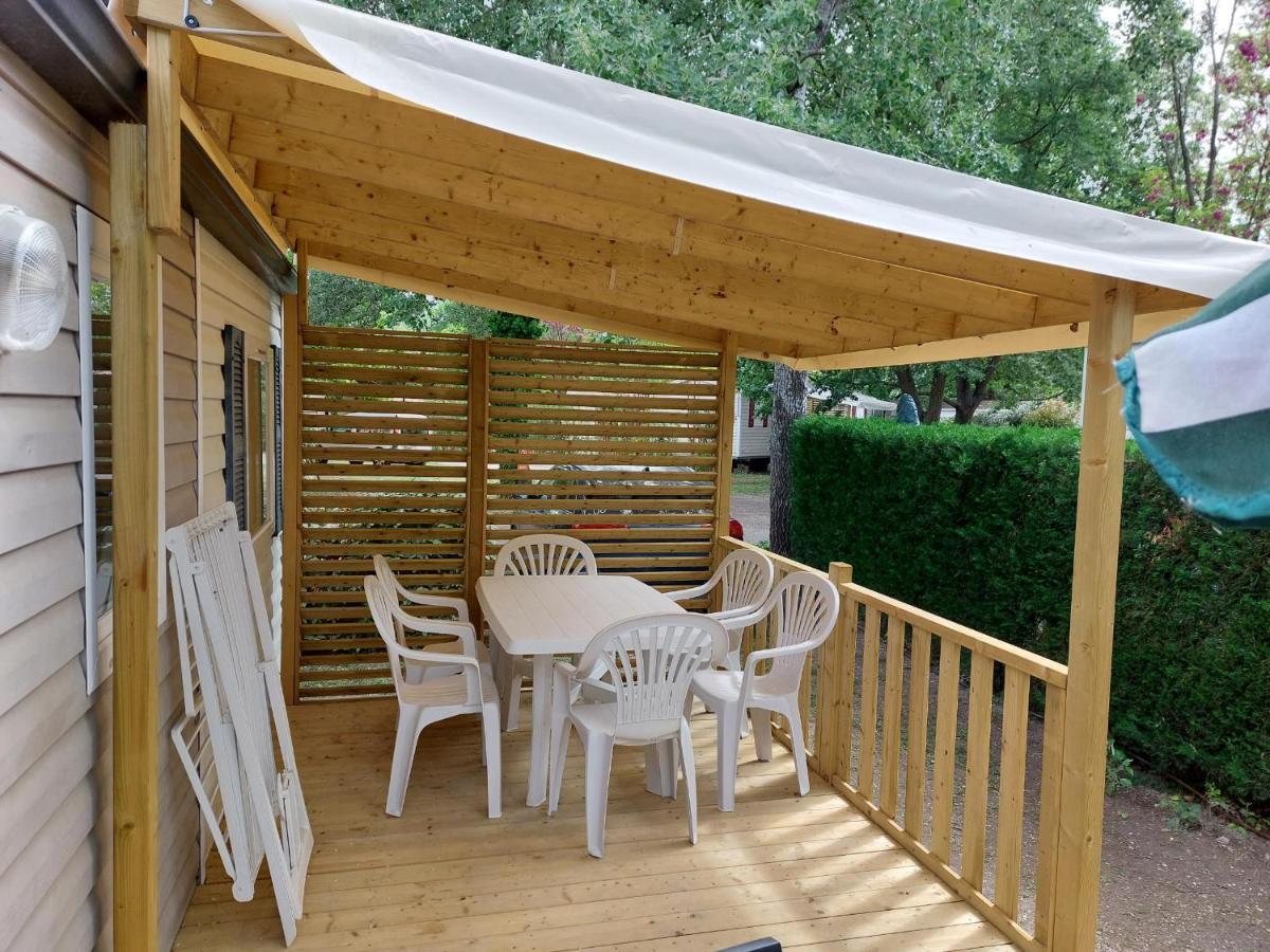 mobil home tout confort 6 personnes climatisé au pied du Luberon La Roque-d'Antheron Esterno foto