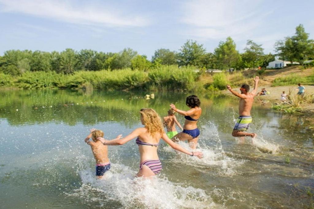 mobil home tout confort 6 personnes climatisé au pied du Luberon La Roque-d'Antheron Esterno foto