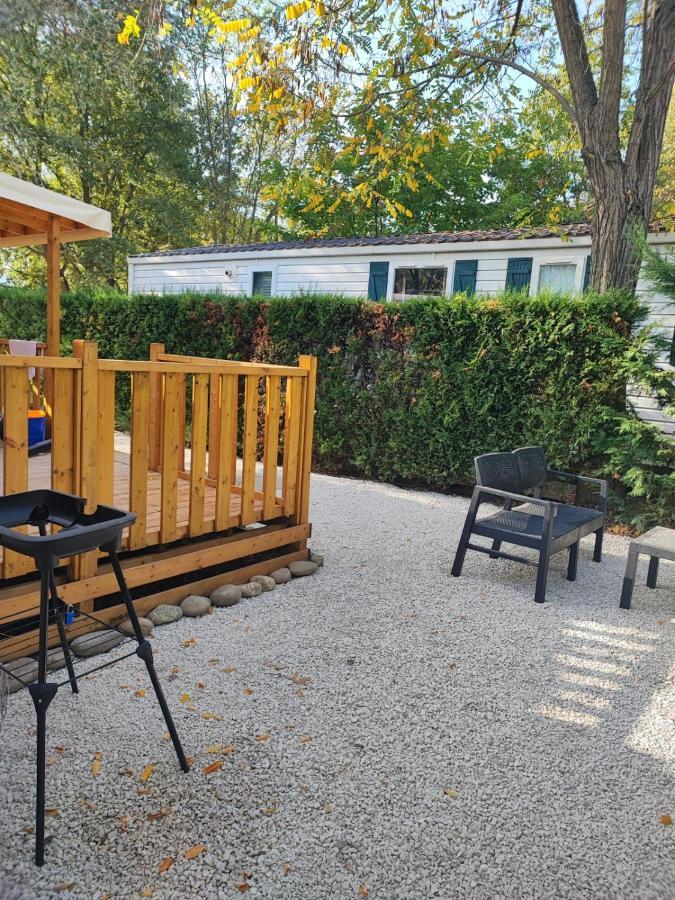mobil home tout confort 6 personnes climatisé au pied du Luberon La Roque-d'Antheron Esterno foto