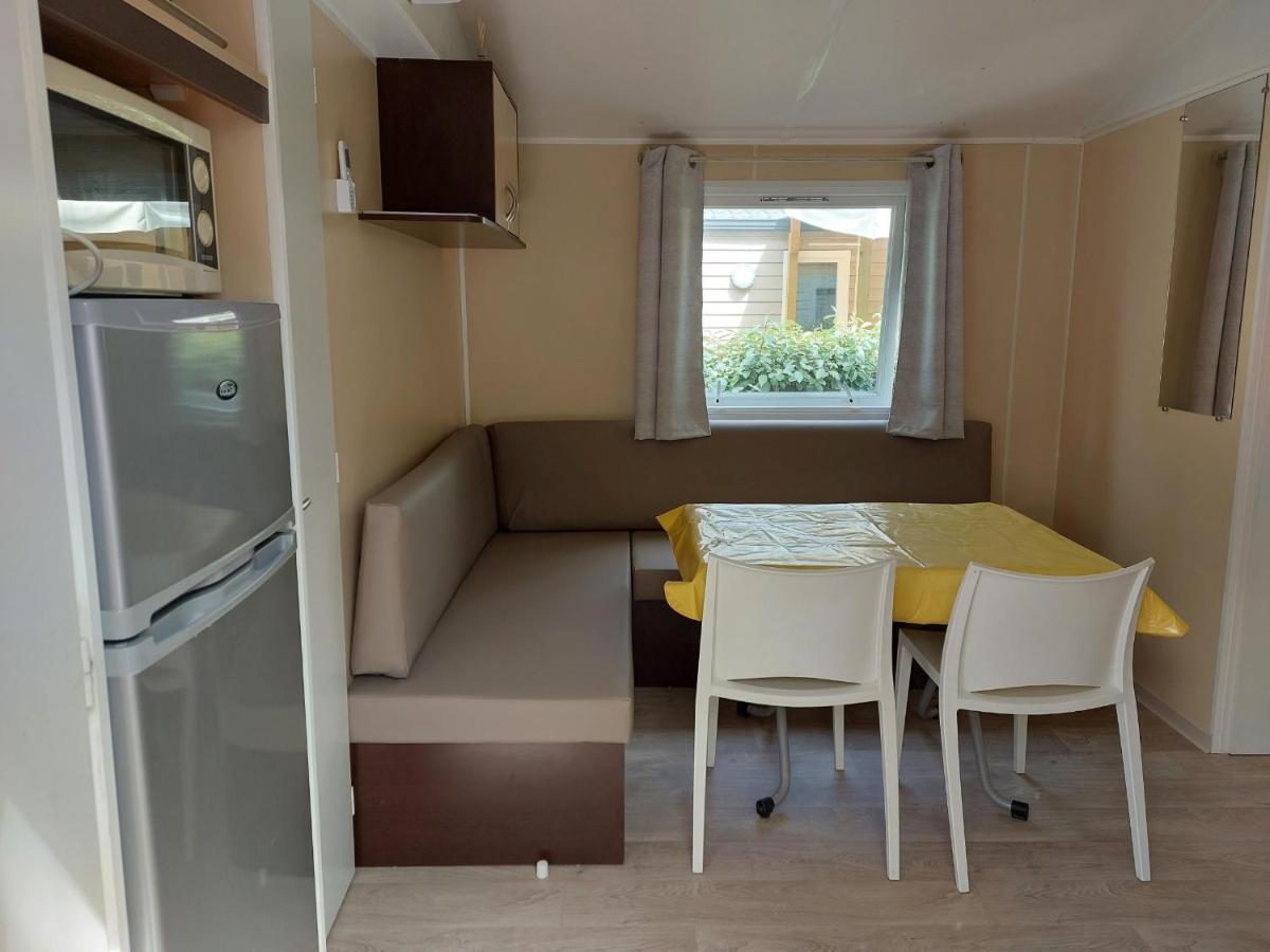 mobil home tout confort 6 personnes climatisé au pied du Luberon La Roque-d'Antheron Esterno foto